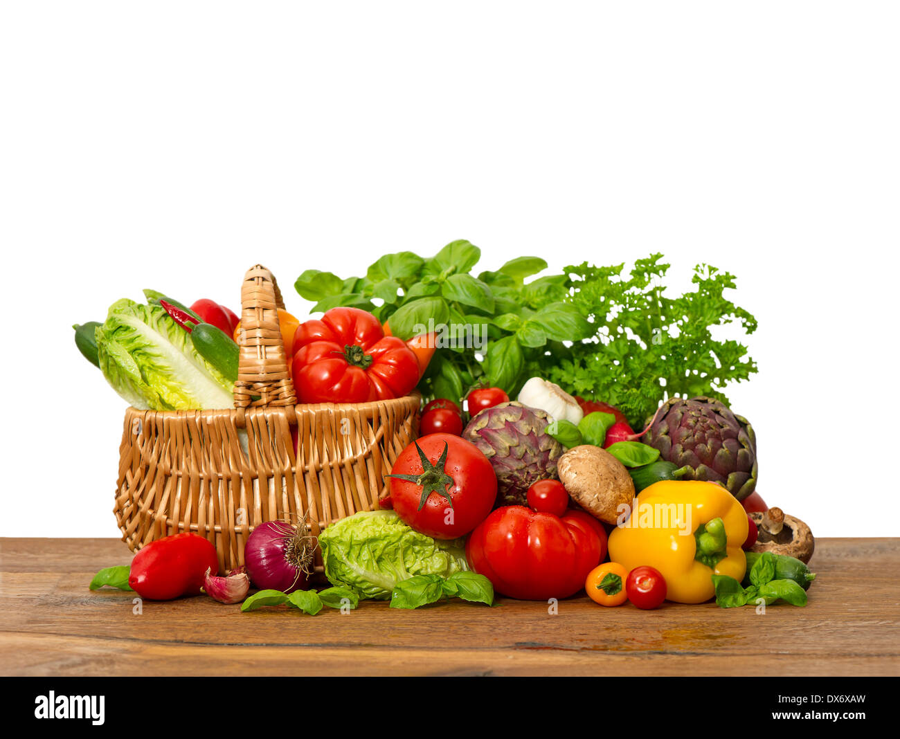 Des légumes frais et des herbes sur fond de bois. Les aliments crus ingrédients. panier Banque D'Images