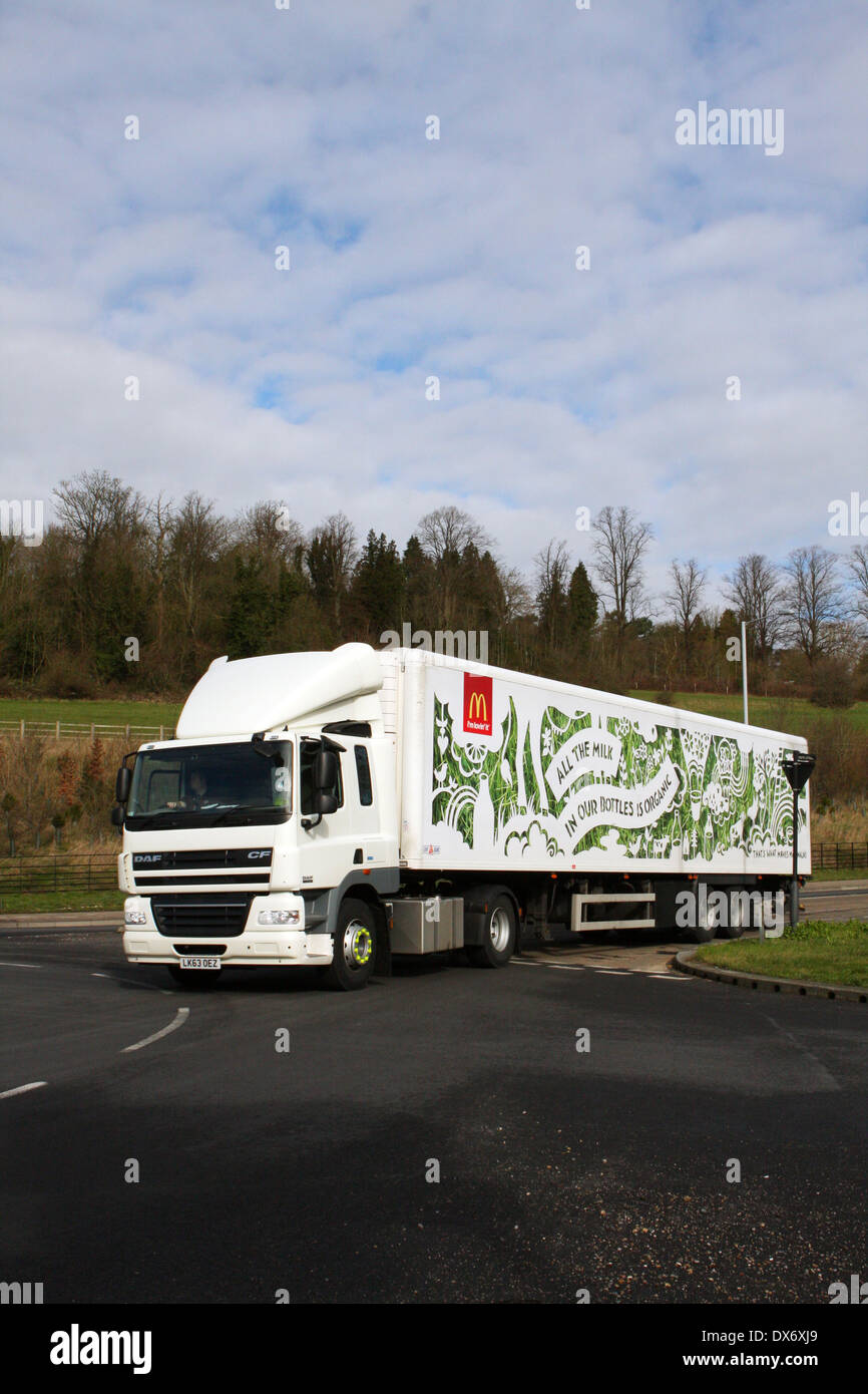 Un camion entrant dans un McDonalds rond-point à Coulsdon, Surrey, Angleterre Banque D'Images