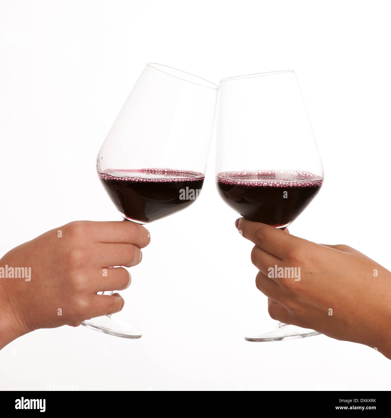 Deux verres de vin dans les mains isolated over white Banque D'Images