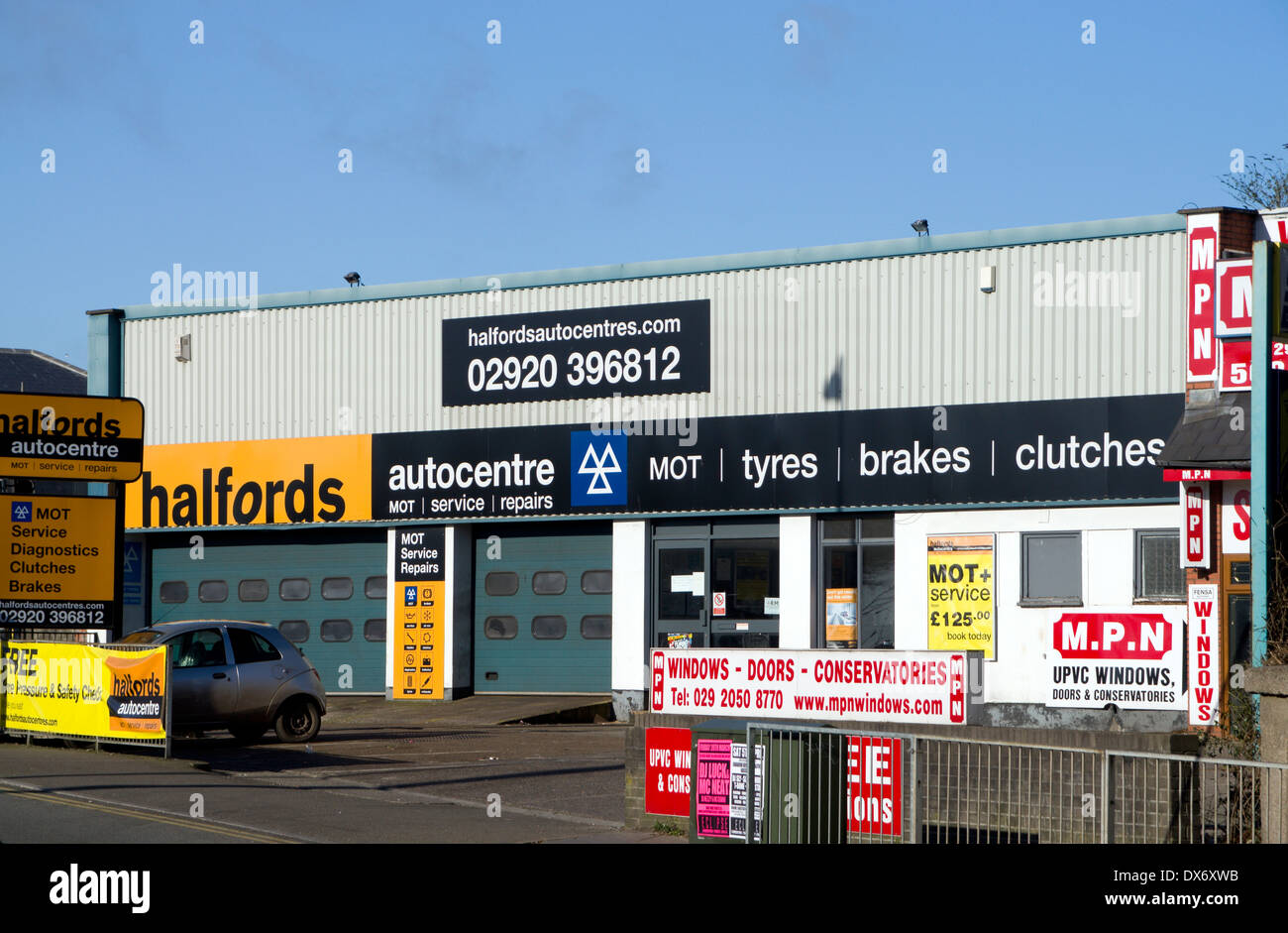 Halford Centre Auto Garage, Cardiff, Pays de Galles. Banque D'Images
