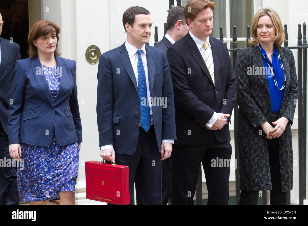 Westminster London, UK. 19 mars 2014. Chancelier de l'Echiquier George Osborne quitte le 11 Downing Street holding le budget fort pour présenter son 5e budget pour les membres du Parlement à la Chambre des communes Banque D'Images