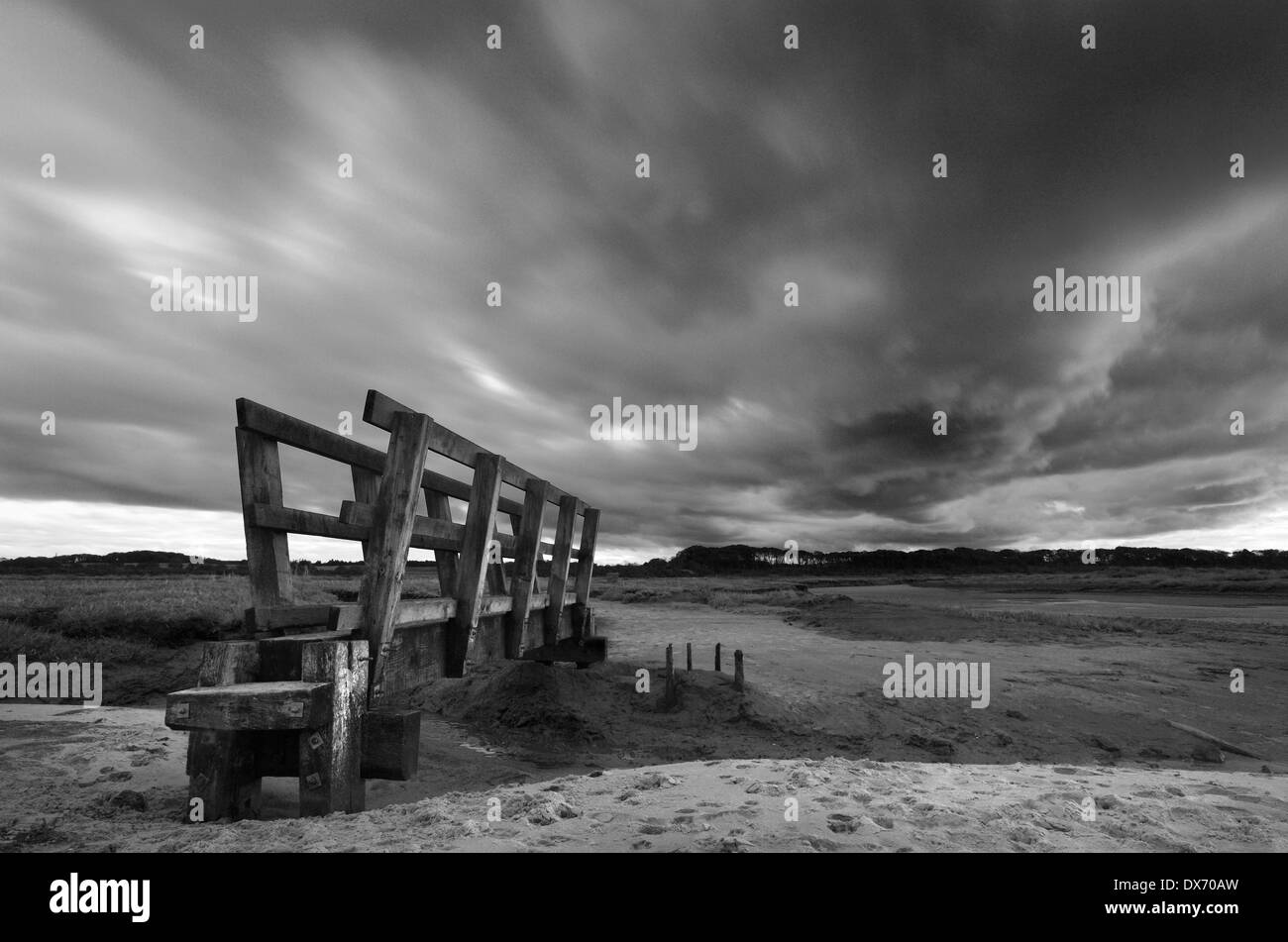 Ciel d'orage en mouvement sur le marais à Stiffkey sur la côte nord du comté de Norfolk. Banque D'Images