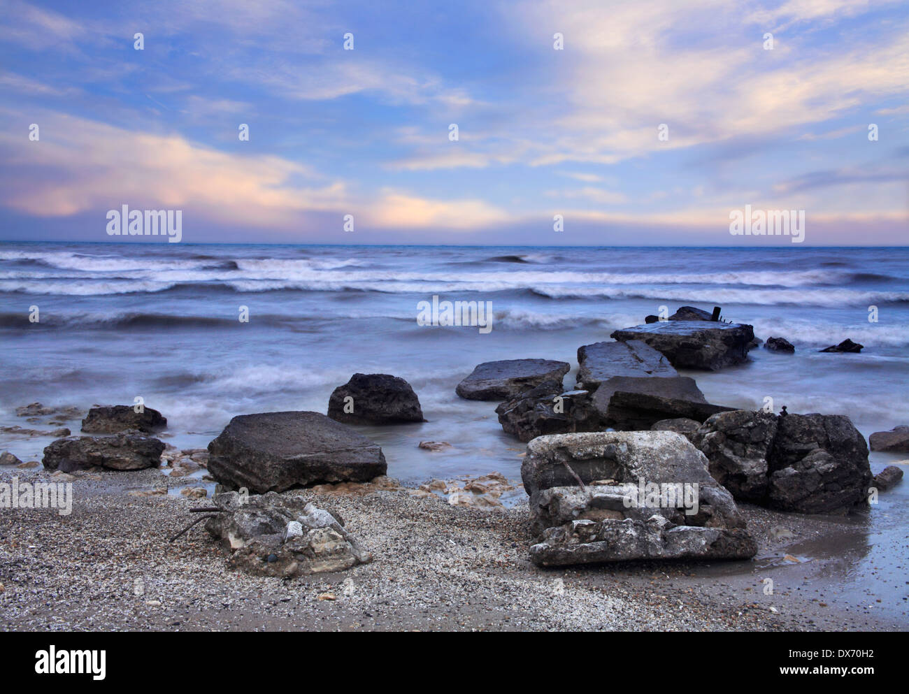 Rochers dans le lac Michigan Surfez sur un début de printemps froid et pluvieux Jour de Wind Point, Racine, Wisconsin, États-Unis Banque D'Images