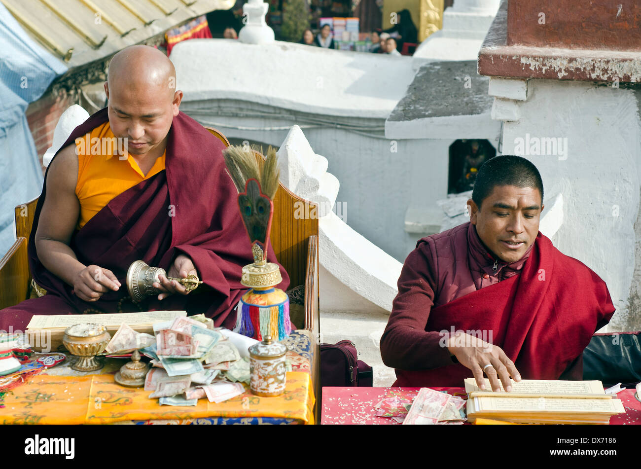 Moines tibétains prier durant le Losar (nouvel an tibétain) célébration , stupa Bouddhanath Kathmandou, Népal, Banque D'Images