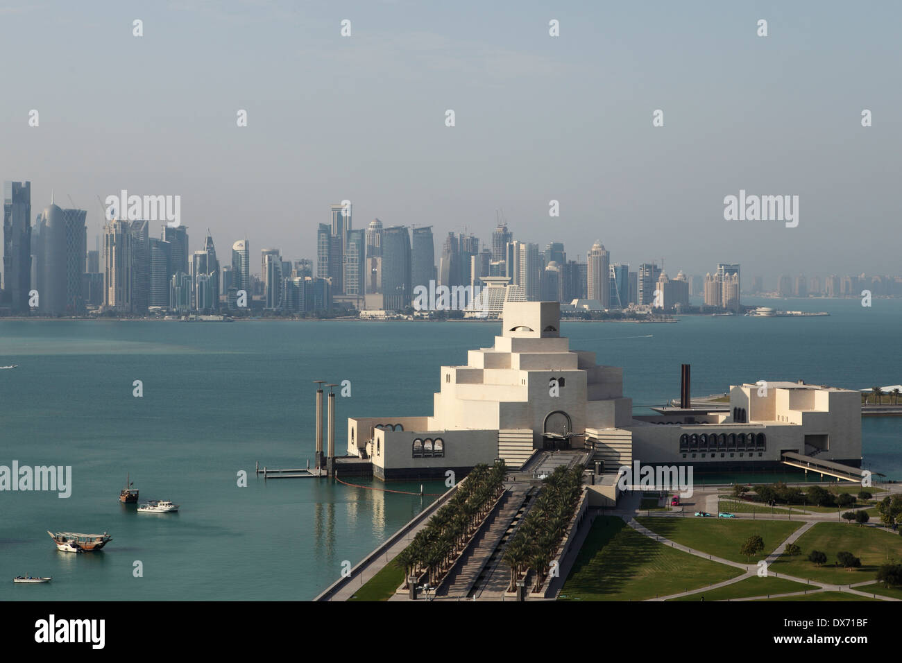 Doha, Musée d'Art Islamique et l'horizon du Qatar. Banque D'Images
