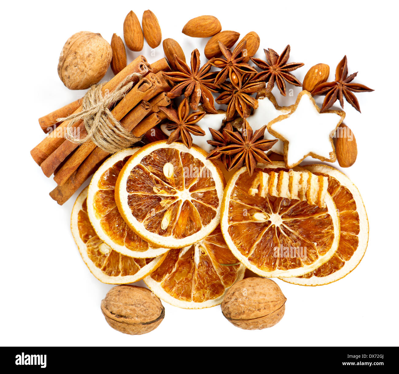 Les biscuits de Noël avec des bâtons de cannelle, d'anis étoile, les noix et les tranches d'orange séchée Banque D'Images