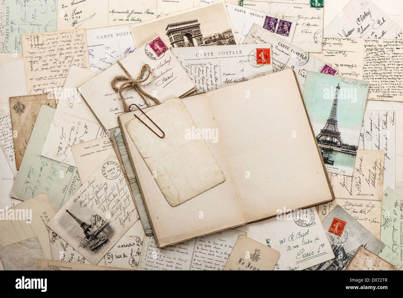 Livre journal vide ouvert, lettres anciennes, cartes postales françaises vintage background album nostalgique. Banque D'Images