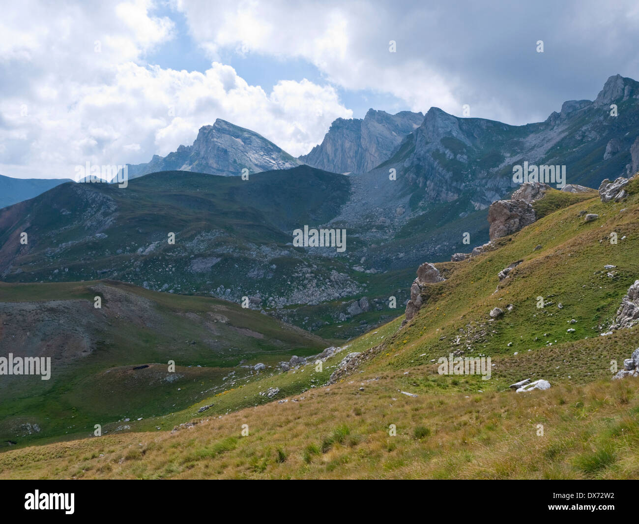 Vue d'ensemble Korab Mal Kobilino mât de la randonnée à Golem Korab, le plus haut sommet de la Macédoine et l'Albanie Banque D'Images