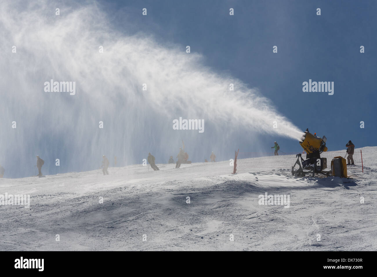 La pulvérisation de la neige La neige sur les pistes pour les skieurs de montagne Banque D'Images