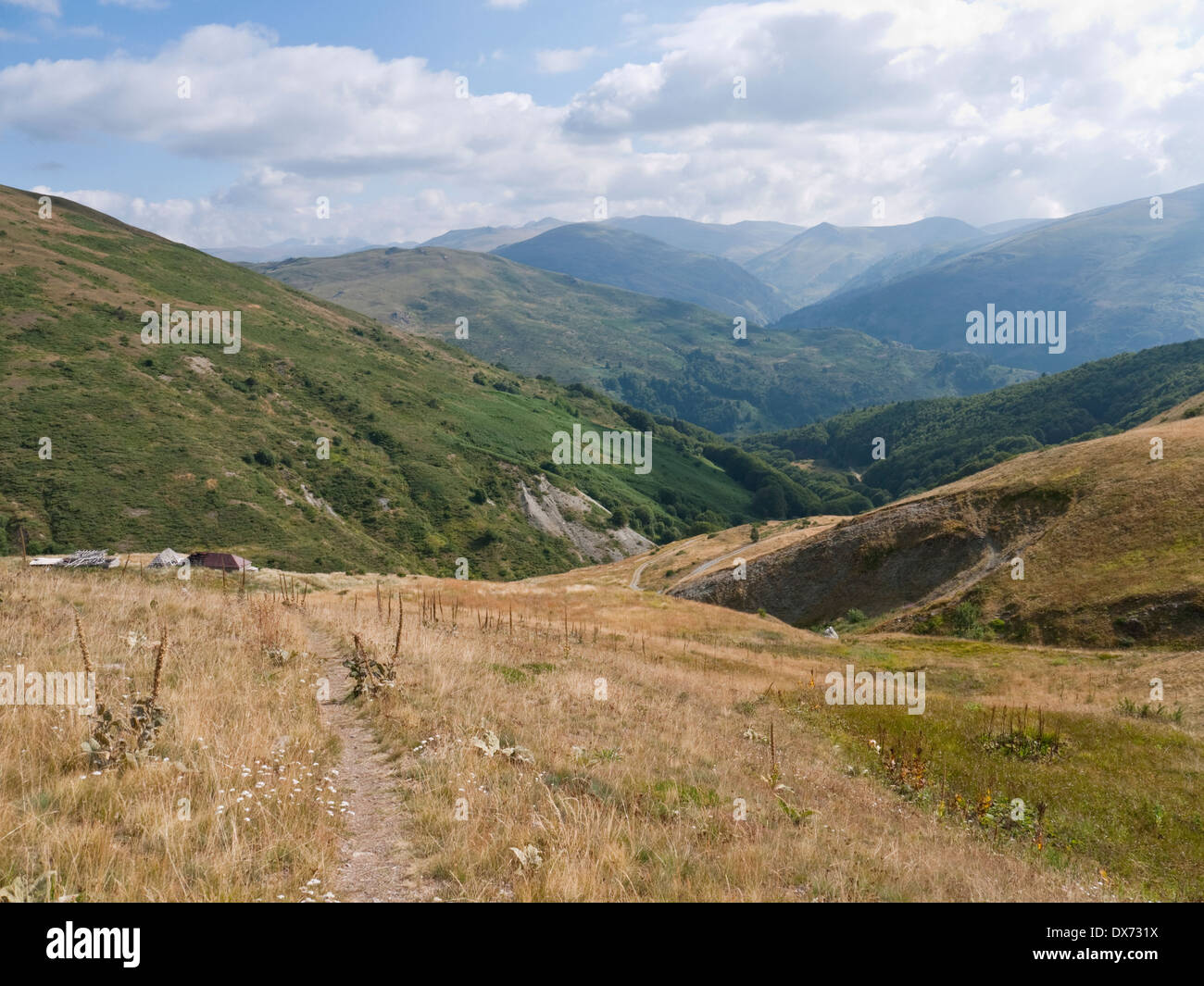 L'approche de Golem Korab, le plus haut sommet en Macédoine, de Strezimir. Les montagnes en arrière-plan Banque D'Images