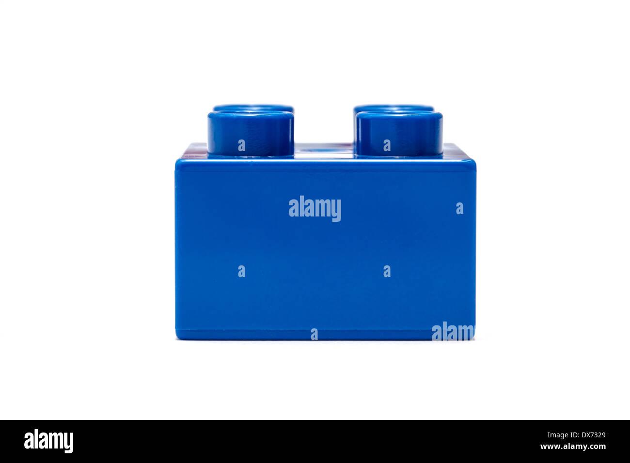 Un bloc de jouet en plastique bleu vif isolé sur un fond blanc éclatant. Banque D'Images