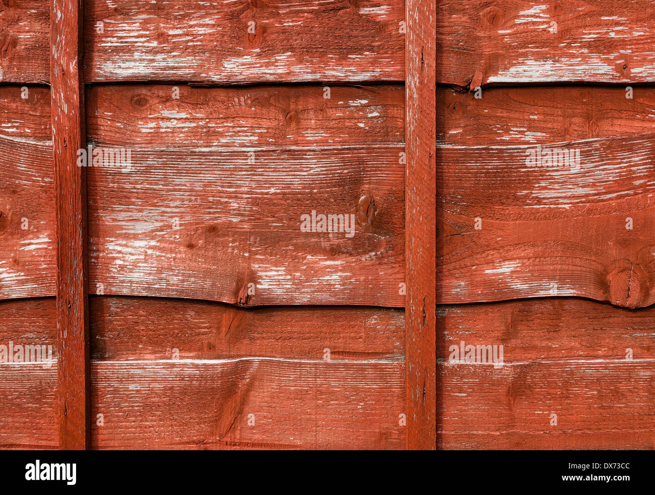 Le bois brut, teinté rouge panneau de clôture ; moyennes à proximité, l'orientation paysage. Banque D'Images