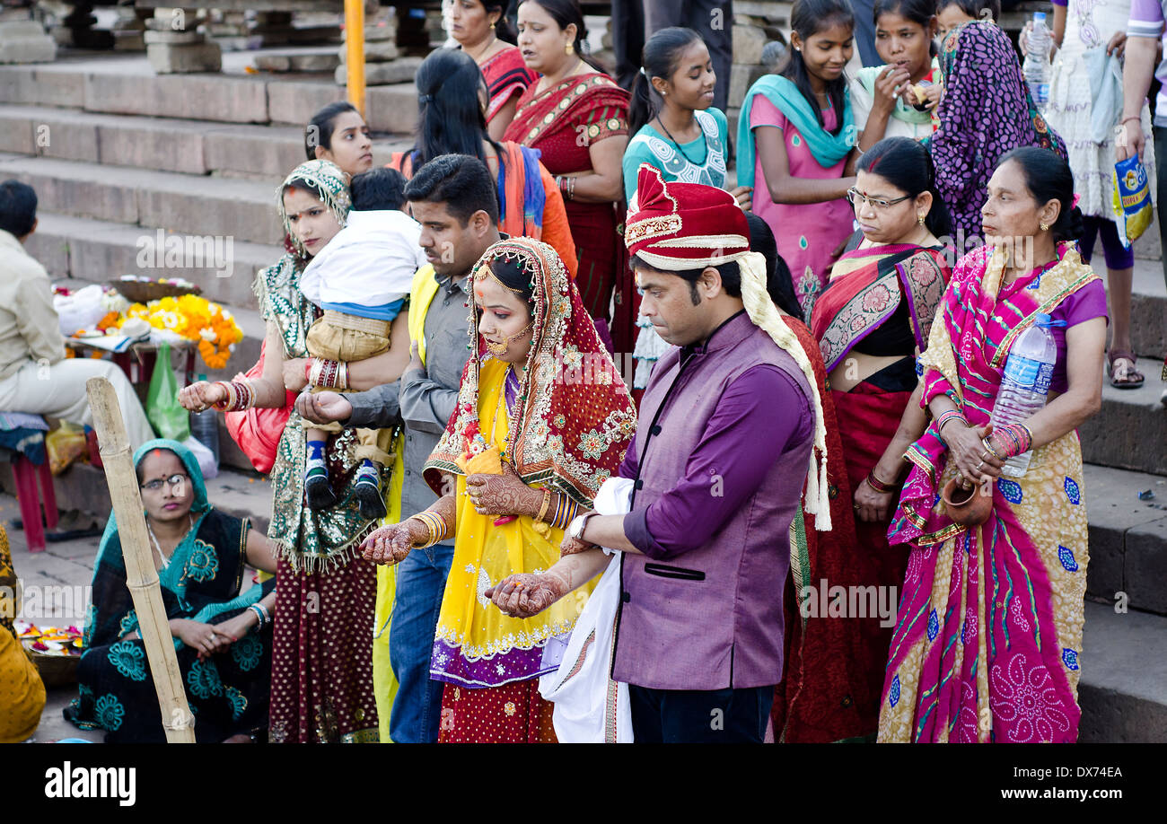 Nouveau mariage couple performing rituel dans l'avant du Gange à Varanasi ghat, Inde Banque D'Images