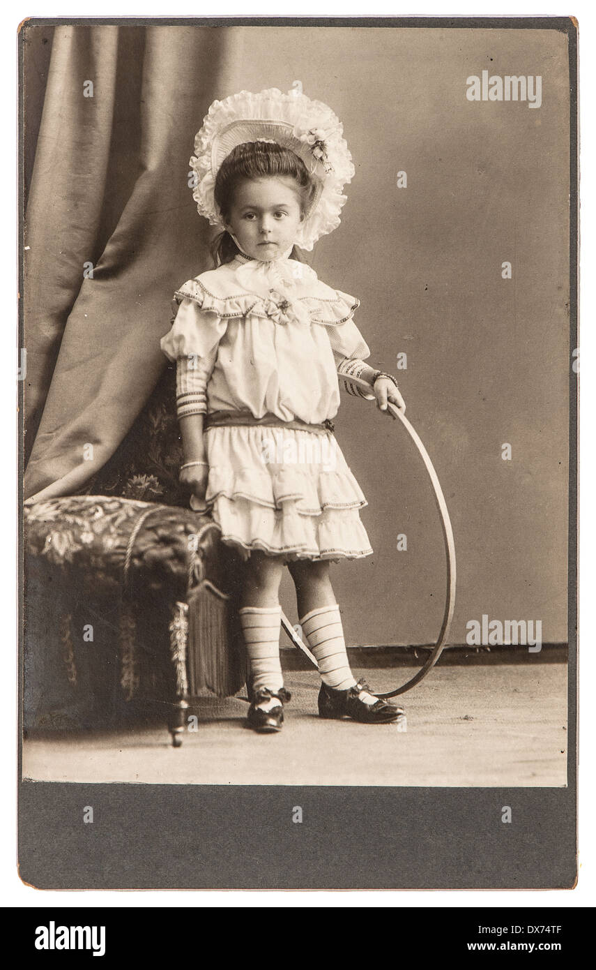 BERLIN, ALLEMAGNE - circa 1900 : Ancienne photo de petite fille avec un  jouet vintage robe. photo nostalgique, vers 1900 à Berlin Photo Stock -  Alamy