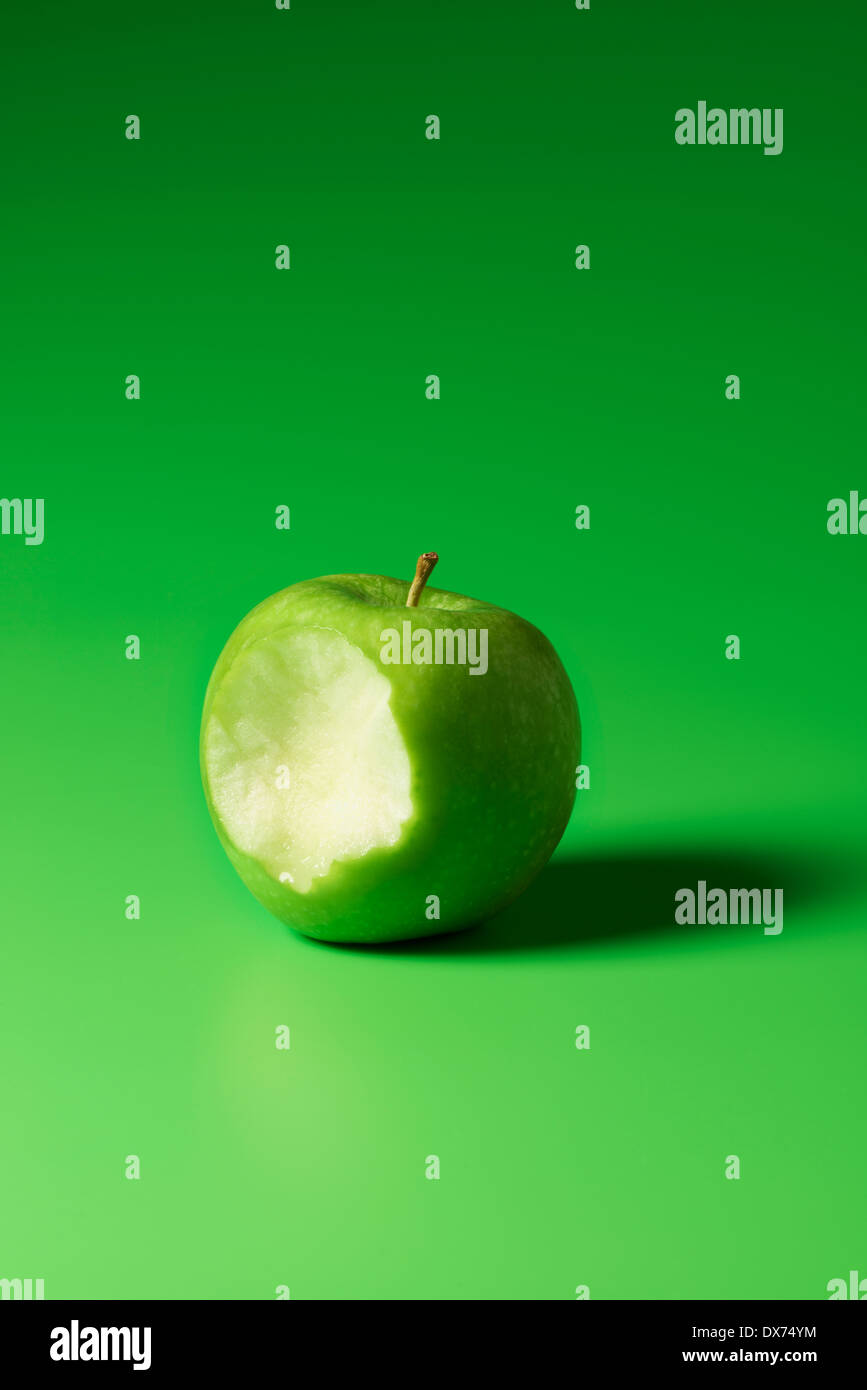 Green Apple avec bite mark Banque D'Images