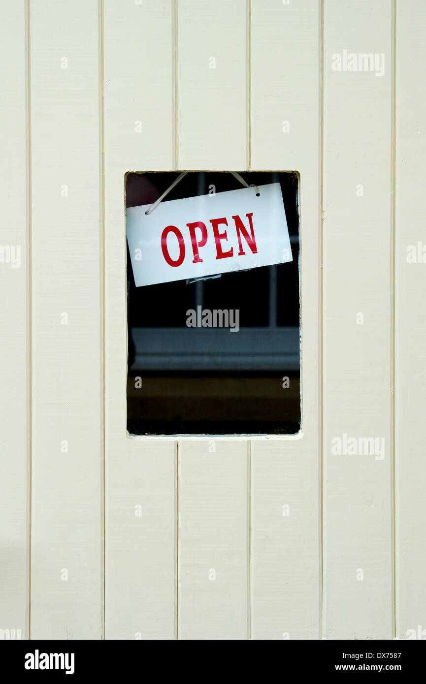 Ouvrir une boutique ouvrir une fenêtre de porte. Stow on the Wold, Cotswolds, Gloucestershire, Angleterre Banque D'Images