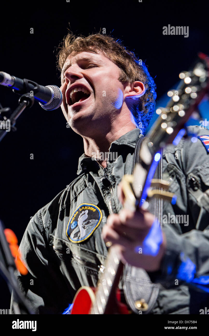 Milan Assago Italie. 18 mars 2014. La chanteuse compositeur James Blunt il se produit au Mediolanum Forum au cours de la tournée 'Moon' 2014 Atterrissage Souvenirs Crédit : Rodolfo Sassano/Alamy Live News Banque D'Images