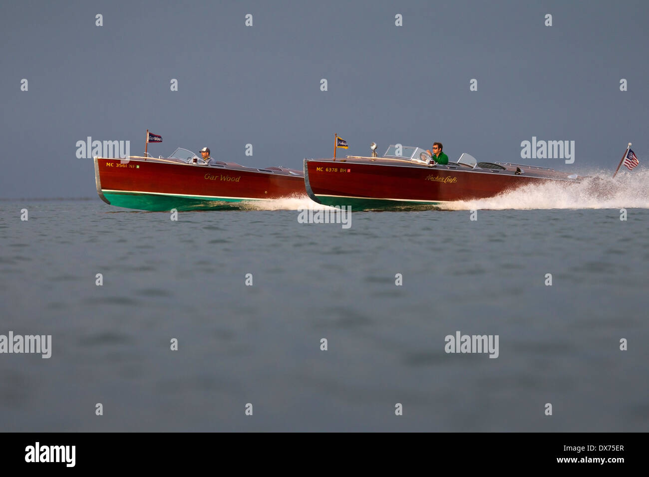 Deux courses de bateaux en bois antique, côte à côte. Banque D'Images