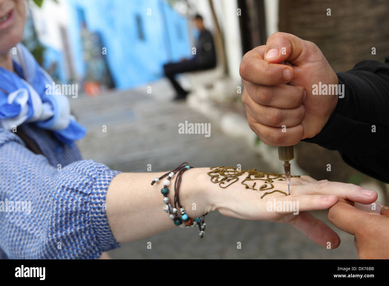 Une femme obtient un tatouage au henné sur la main au Maroc Banque D'Images