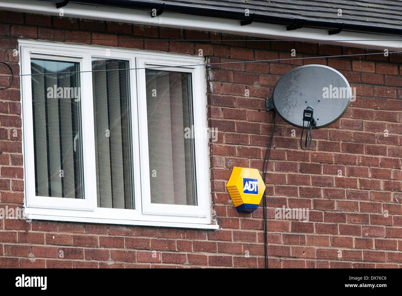 Une alarme de sécurité ADT et d''une télévision par satellite plat sur une  maison Photo Stock - Alamy