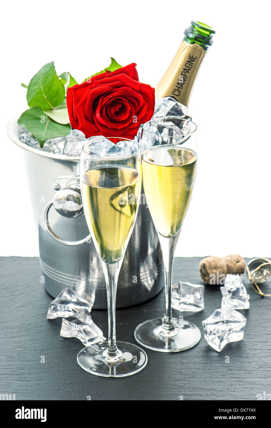 Deux Verres Bouteille De Champagne Et Fleurs Rose Rouge Festif Arrangement Avec Vin Mousseux Photo Stock Alamy Deux Verres Bouteille De Champagne Et Fleurs Rose Rouge Festif Arrangement Avec Vin Mousseux Photo Stock Alamy