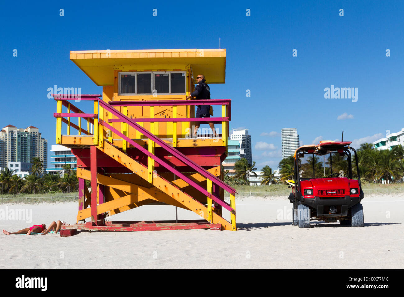 Lifeguard manning son poste sur Miami's South Beach en Floride Banque D'Images