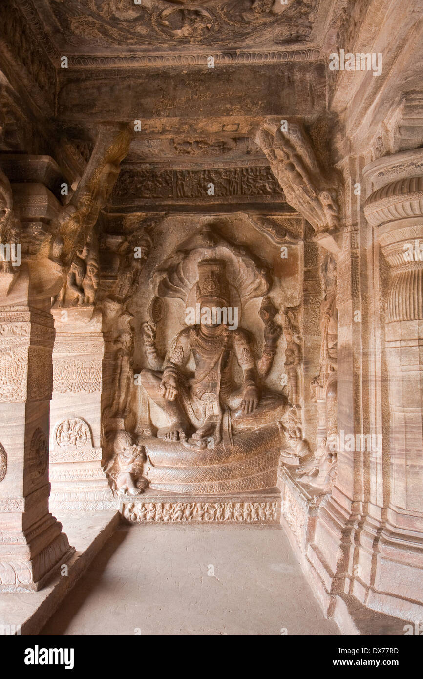 L'Asie, l'Inde, Karnataka, Badami, Badami Cave III, Vishnu avec le serpent Ananta- Shesha Banque D'Images