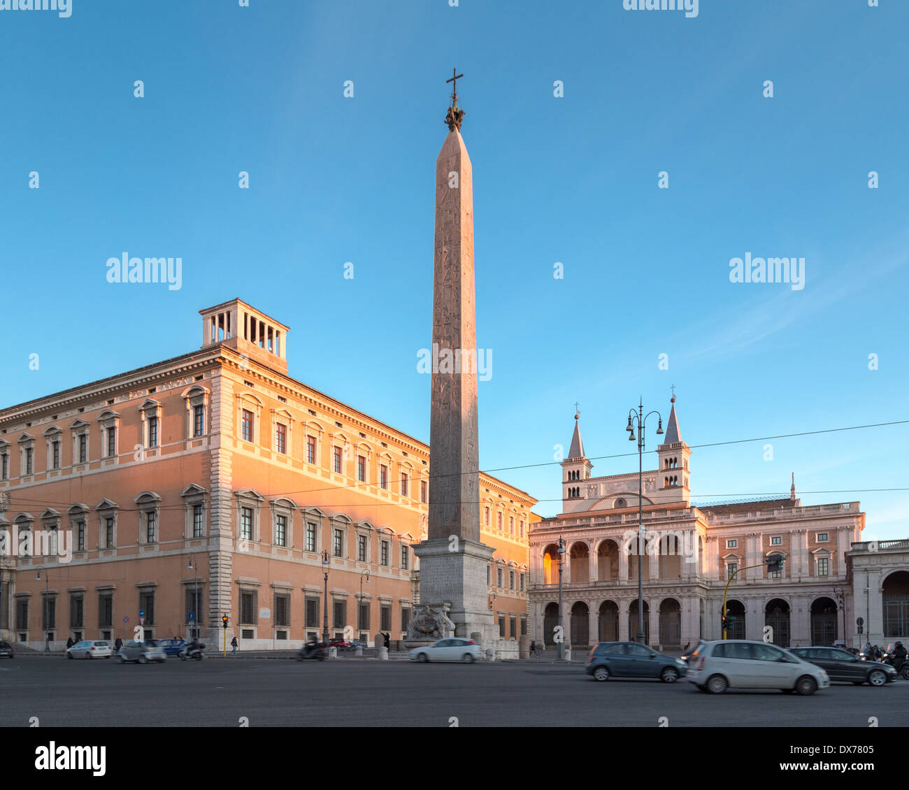 La colline de Latran, Rome, Italie. Jusqu'centre est l'obélisque de Thoutmosis III, avec la Palais du Latran et la Basilique San Giovanni. Banque D'Images