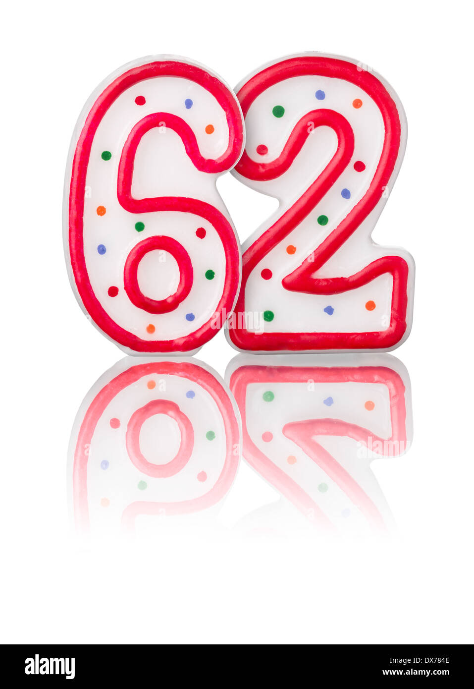Numéro 62 rouge avec la réflexion sur un fond blanc Banque D'Images