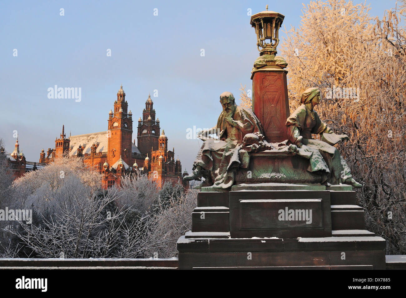 Statues de Kelvin par voie du parc Kelvingrove, Glasgow, Écosse, saupoudrés de neige et de glace.Kelvingrove Art Gallery à l'arrière-plan Banque D'Images