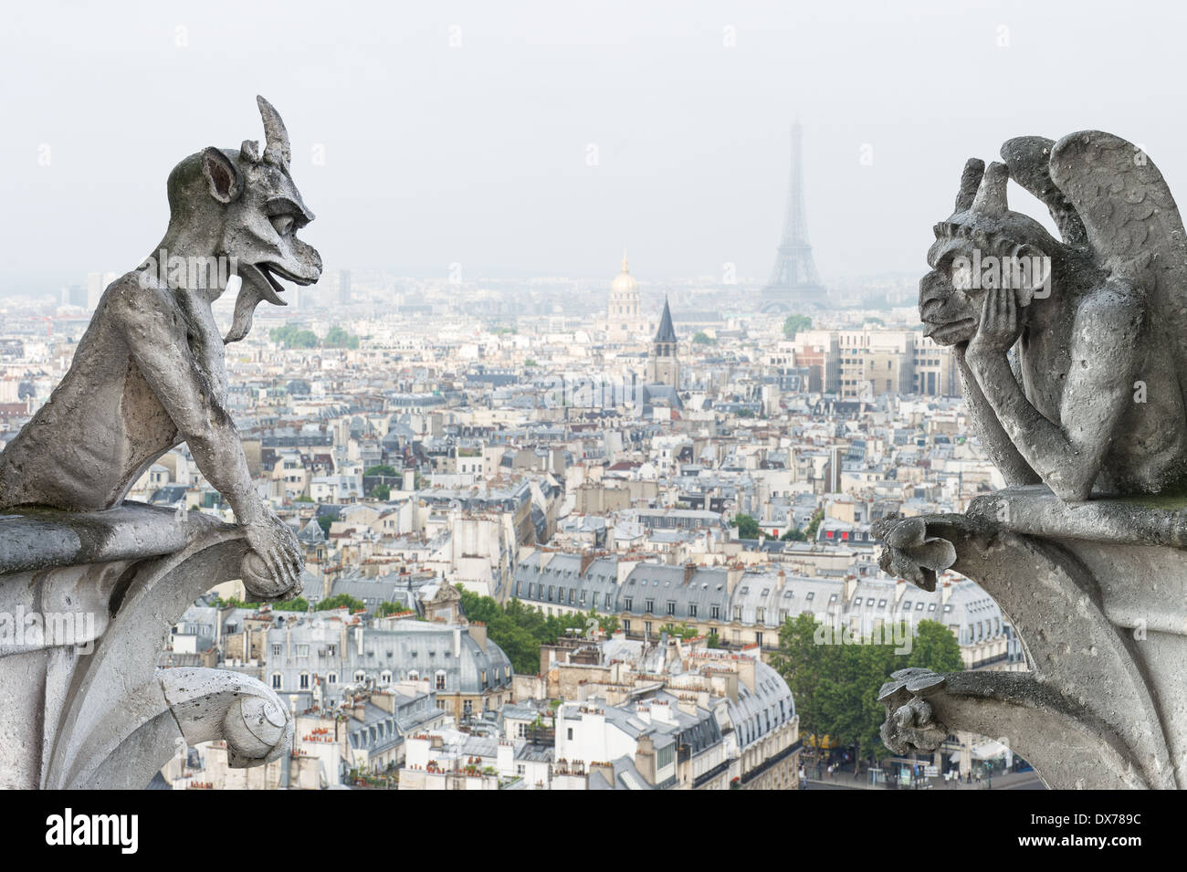 Les démons de pierre und gargouille chimère avec Paris ville sur l'arrière-plan. Vue depuis Notre Dame de Paris Banque D'Images
