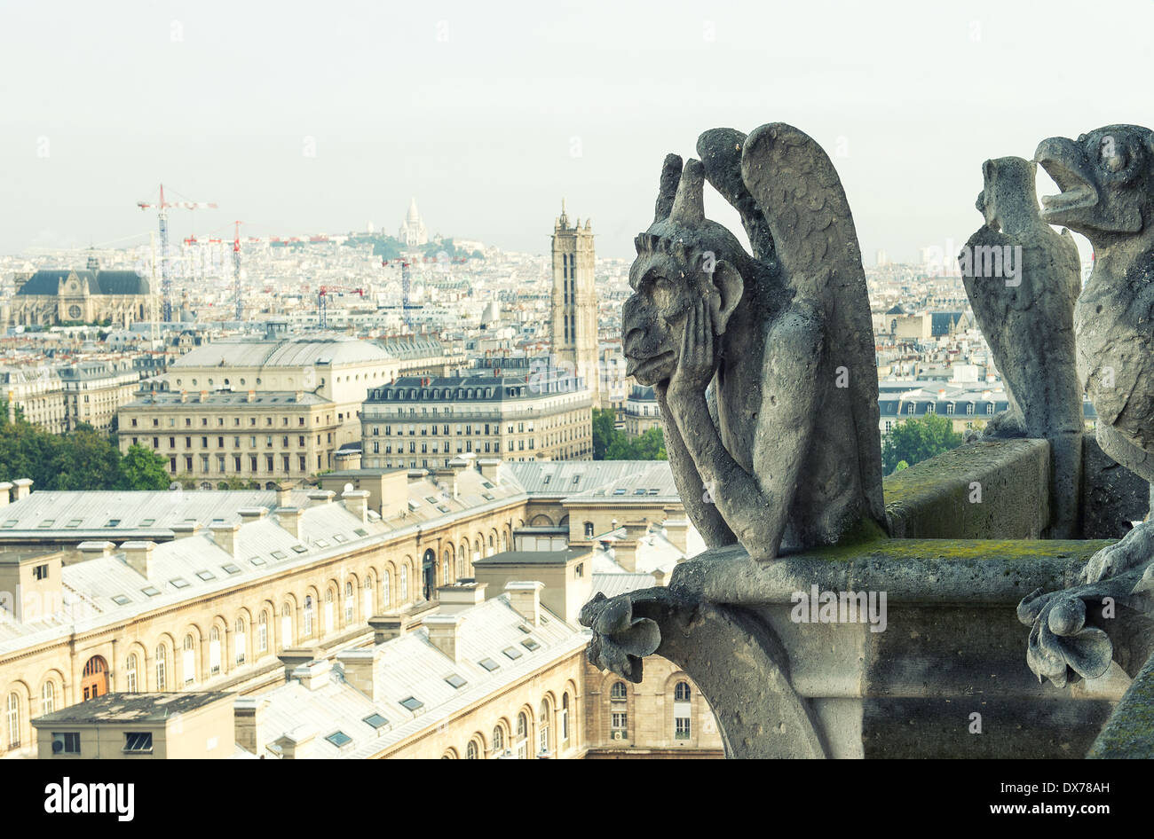 Les démons de pierre und gargouille chimère avec ville de Paris sur l'arrière-plan. Vue depuis la tour de la Cathédrale Notre Dame. look vintage photo Banque D'Images