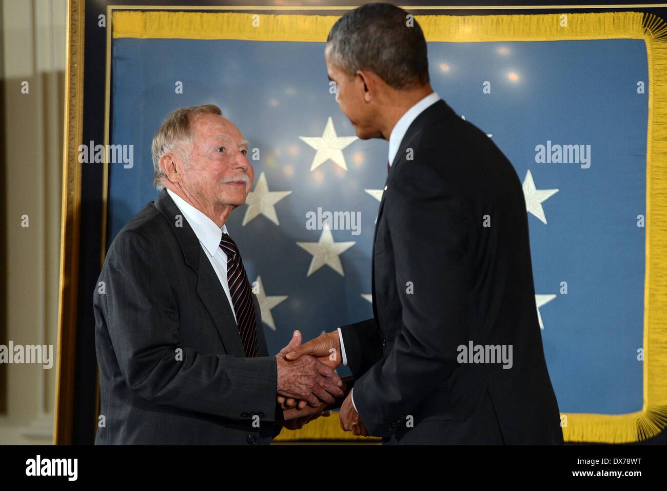 Le président américain Barack Obama remet la Médaille d'honneur de Robert Nietzel au nom de feu son cousin le Sgt. Alfred B. Nietzel, l'un des 24 anciens combattants de l'Armée de recevoir le prix dans le cadre de la bravoure 24 cérémonie à la Maison Blanche le 18 mars 2014 à Washington D.C. Le Sgt. Alfred B. Nietzel s'est distingué par des actes de bravoure et l'intrépidité des Heistern, Allemagne le 18 novembre 1944. Banque D'Images