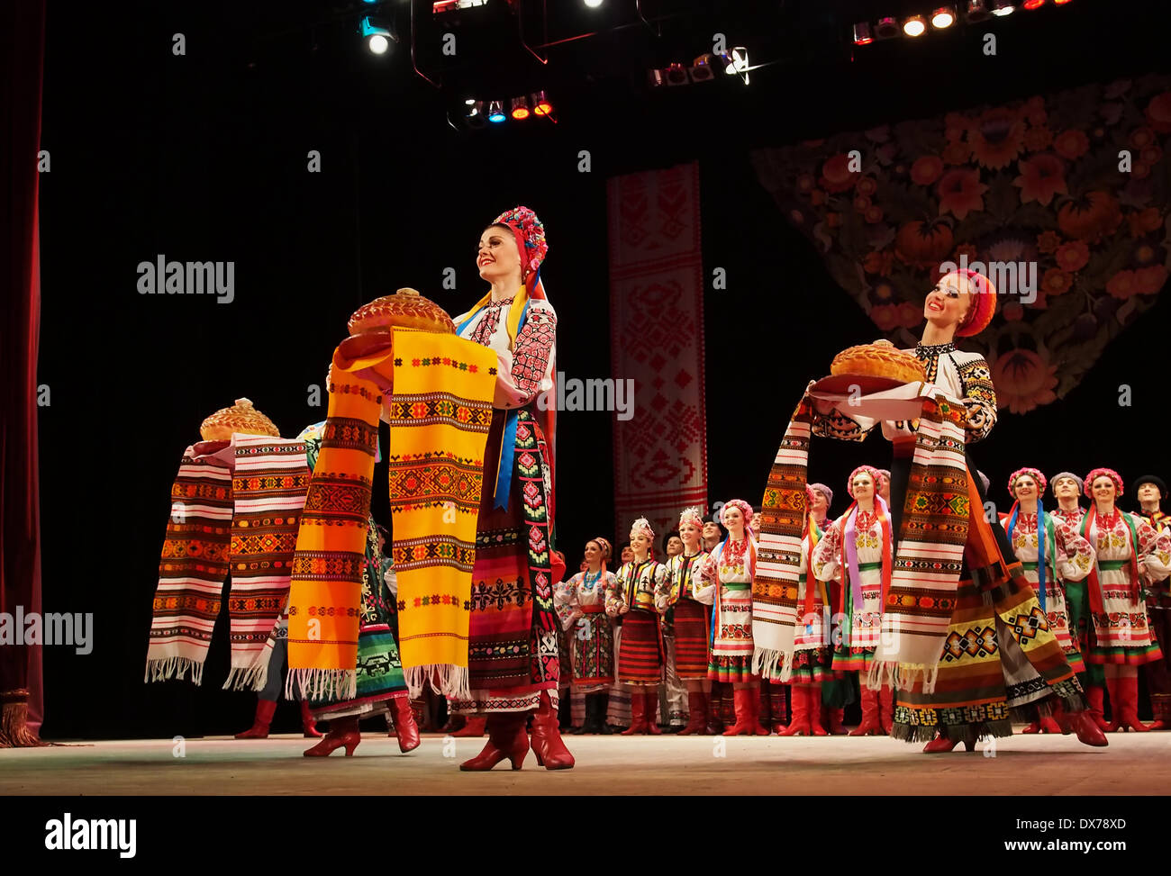 Lugansk, Ukraine. 18 janvier 2014. L'Ukrainian National Folk Dance Ensemble nommé d'après P. Virsky, qui est considéré comme le meilleur danseur de ballet folklorique dans le pays, effectués à un spectacle sur scène à Paris Crédit : Igor Golovnov/Alamy Live News Banque D'Images