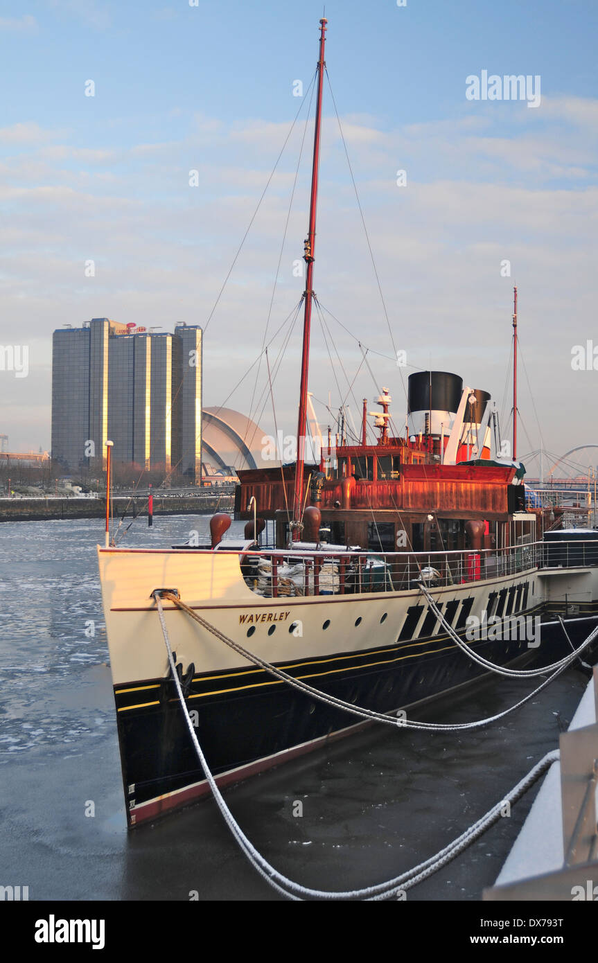 Bateau à Vapeur de Waverly, à quai à Glasgow. Clyde partiellement gelé pendant l'hiver de 2010 mauvais Banque D'Images