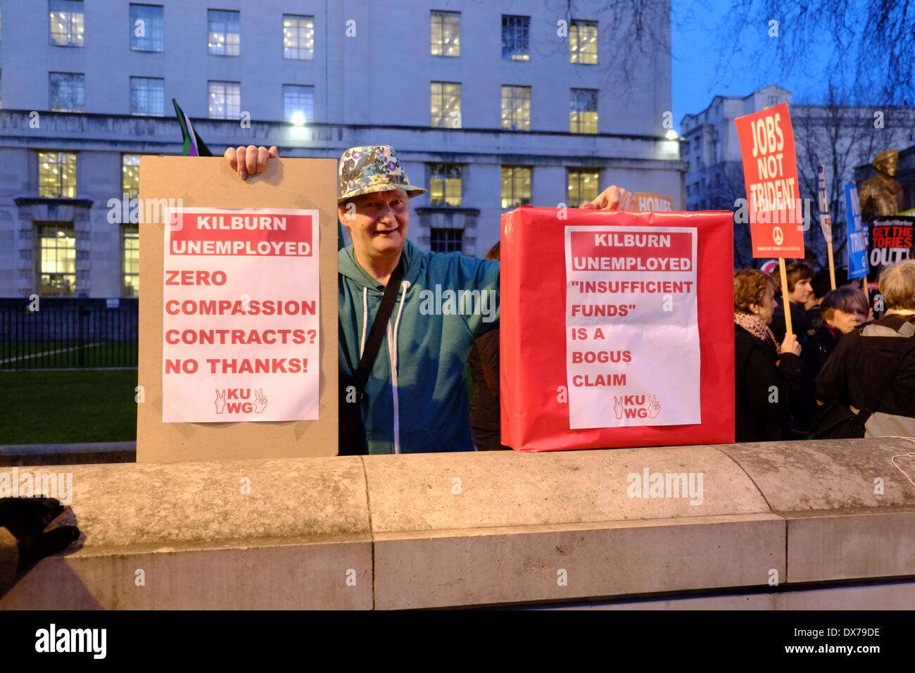 Londres, Royaume-Uni. 19 mars 2014. Les gens rassemblés devant Downing st à appeler pour un budget. Megawhat Crédit : Rachel/Alamy Live News Banque D'Images