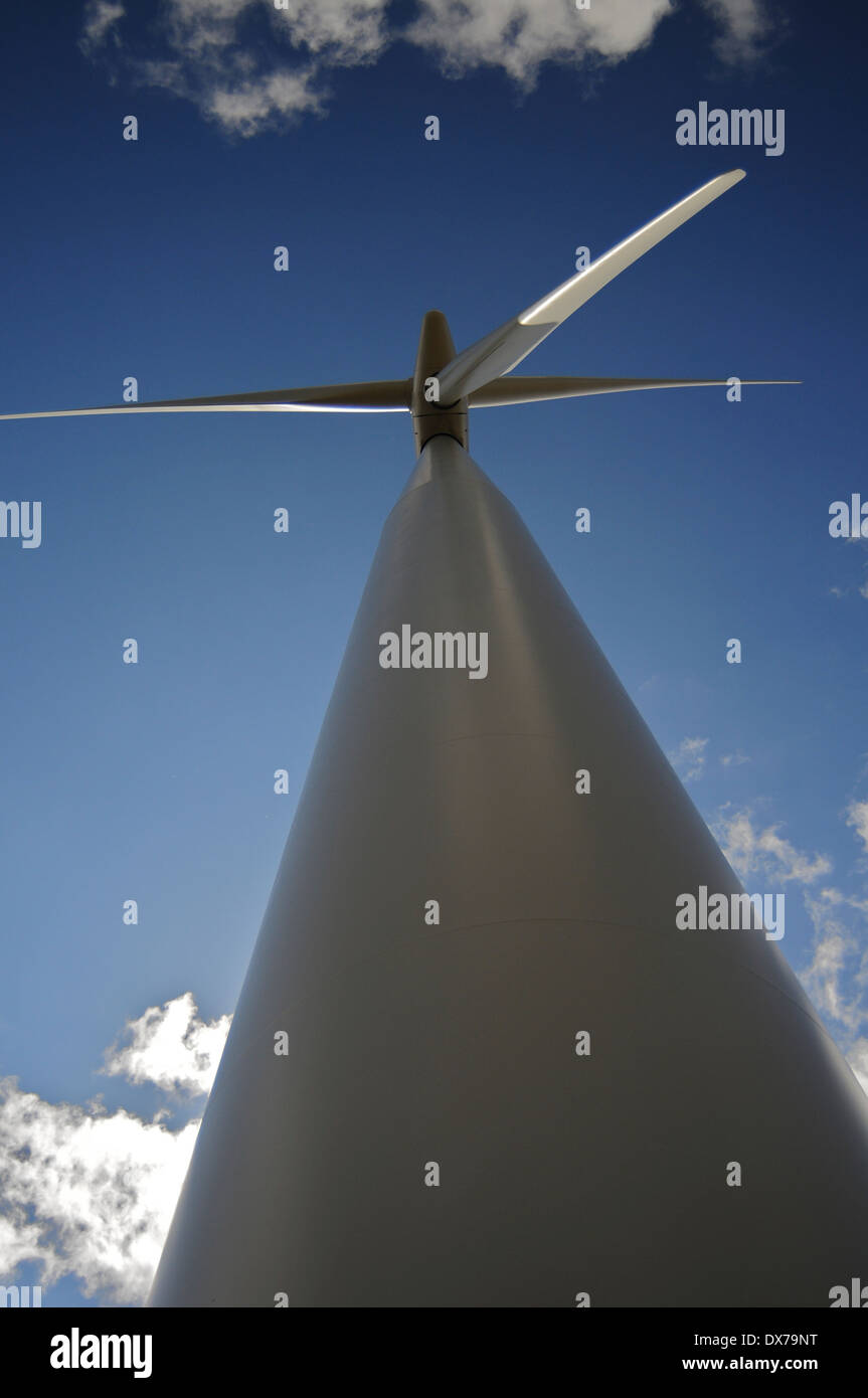 Low angle shot graphique d'aérogénérateurs.Whitelee d'éoliennes près de Glasgow. Le plus grand parc éolien onshore. Banque D'Images