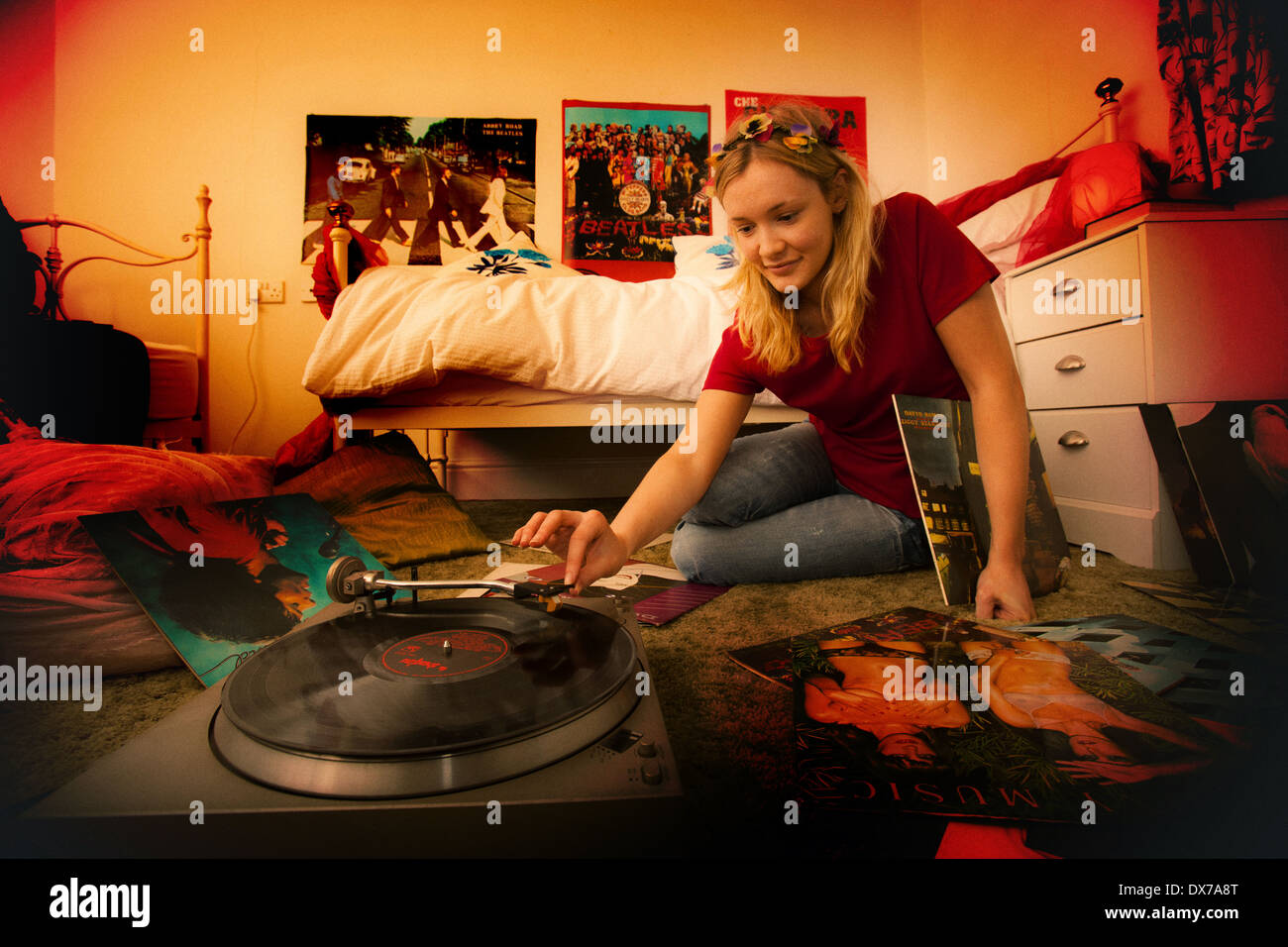 Jolie adolescente dans sa chambre, profitant de sa collection de disques en vinyle Banque D'Images