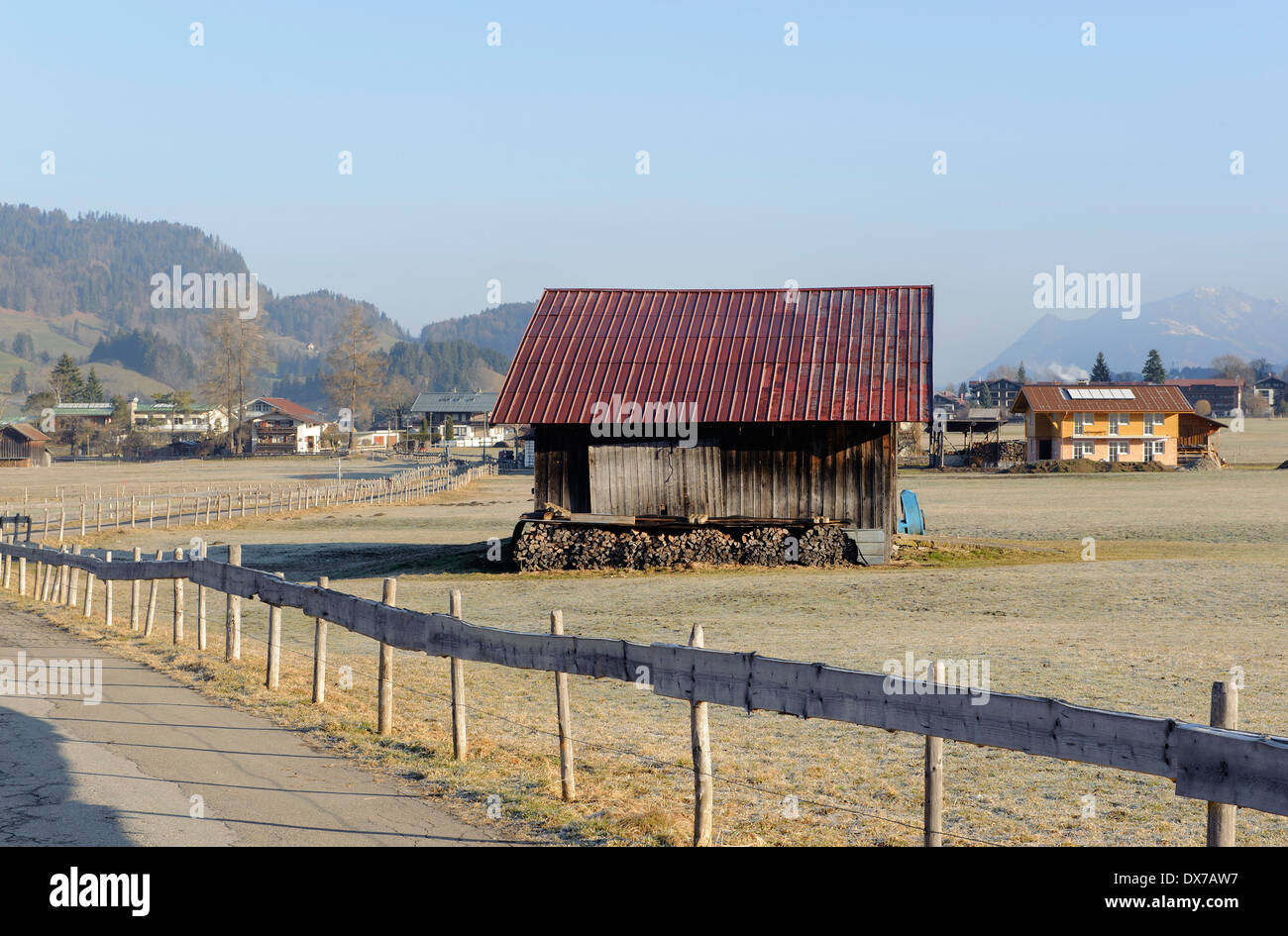 Grange à foin sur les pâturages au sud d'Oberstdorf Allgäu, Bavière, Allemagne Banque D'Images