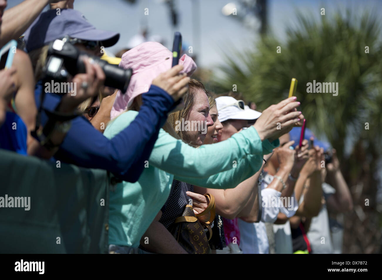 Miami, Floride, USA. Mar 19, 2014. Key Biscayne, Floride - 20 Mars : fans essaient d'obtenir des images de Roger Federer (SUI) au cours de sa pratique avec Kei Nishikori (JPN). Les deux jouent dans le tournoi de tennis Sony 2014. (Photos par Andrew Patron).Tennis - Sony Open de Tennis - ATP World Tour Masters 1000 - Jour 3 - Mercredi 19 mars 2014 - Tennis Center de Crandon Park à Key Biscayne, Miami, Floride USA.© CameraSport - 43 Avenue Linden Countesthorpe. Leicester. L'Angleterre. LE8 5PG - Tél : 44 (0) 116 277 4147 admin@camerasport.com www.camerasport.com - - Crédit : Andrew Patron/ZUMAPRESS.com/Alamy Live New Banque D'Images