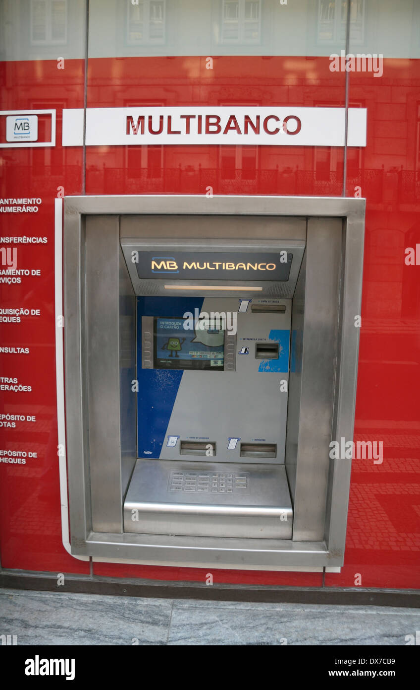 Un distributeur de billets ATM Multibanco, à Lisbonne (Lisboa), le Portugal. Banque D'Images