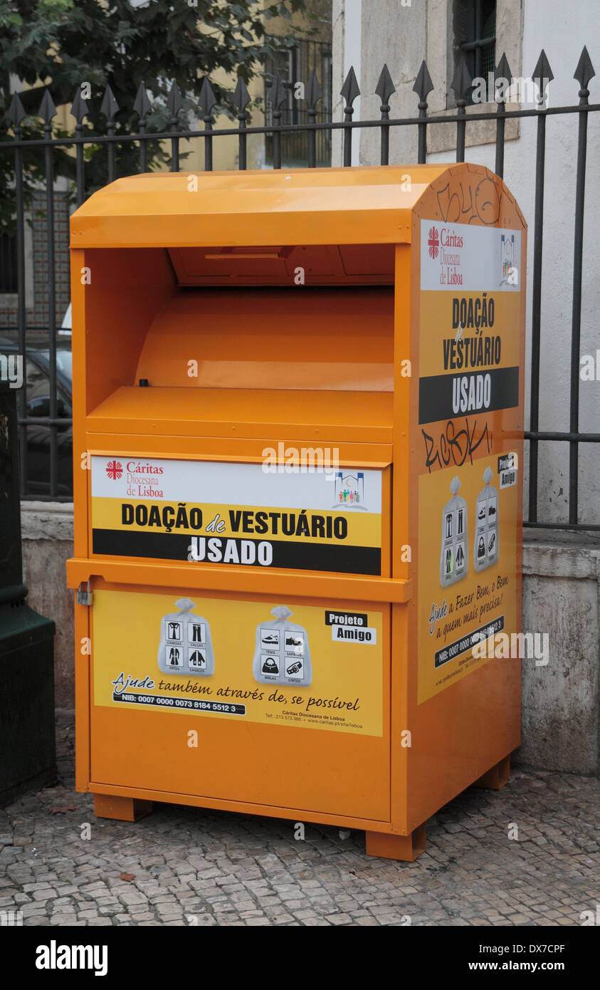 Un organisme de bienfaisance conatiner utilisé pour les vêtements (de Doação vestuário usado) à Lisbonne, Lisboa, Portugal. Banque D'Images