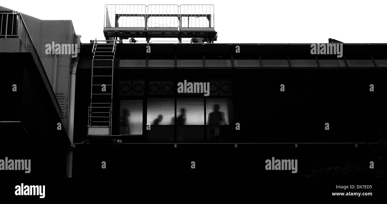 Personnes marchant sur un passage surélevé à Ebisu, Tokyo, Japon Banque D'Images