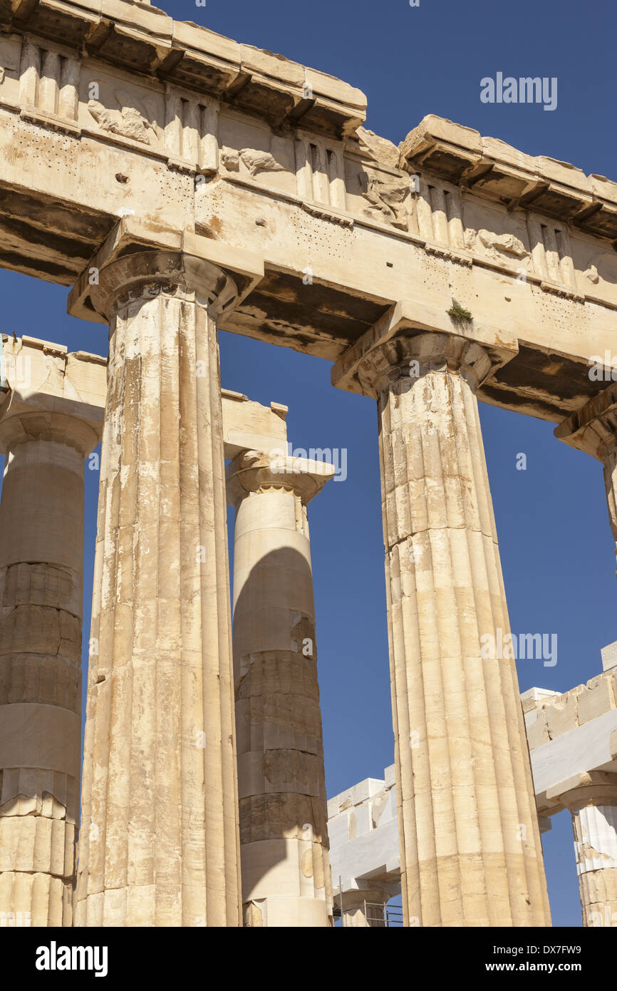 Close up de colonnes et fronton du Parthénon à l'Acropole, Athènes, Grèce Banque D'Images