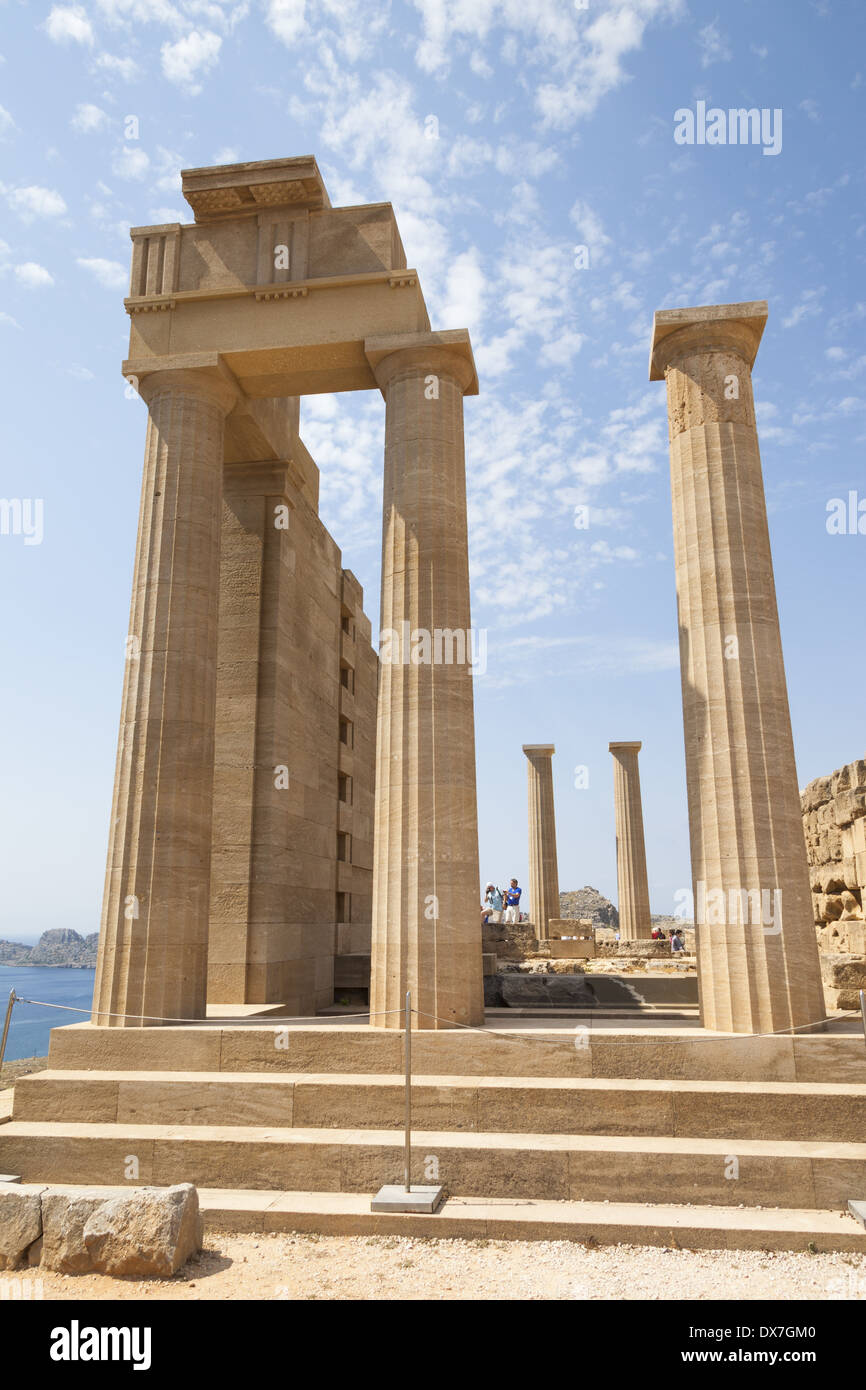 Colonnes du temple dorique d'Athéna Lindia, l'Acropole, Lindos, Rhodes, Grèce Banque D'Images