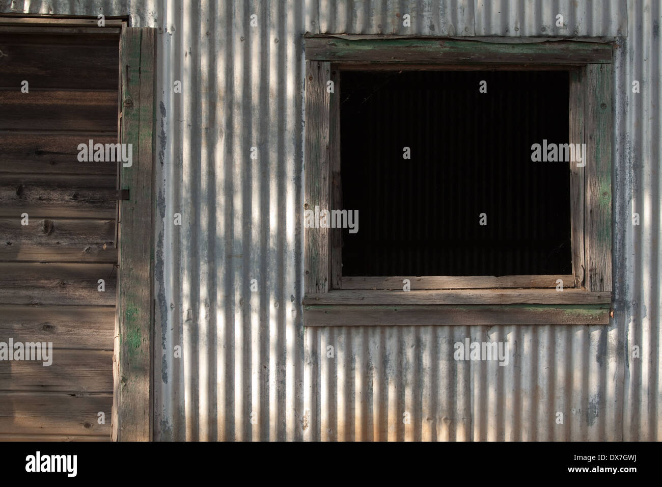 Porte en tôle ondulée Banque de photographies et d'images à haute  résolution - Alamy