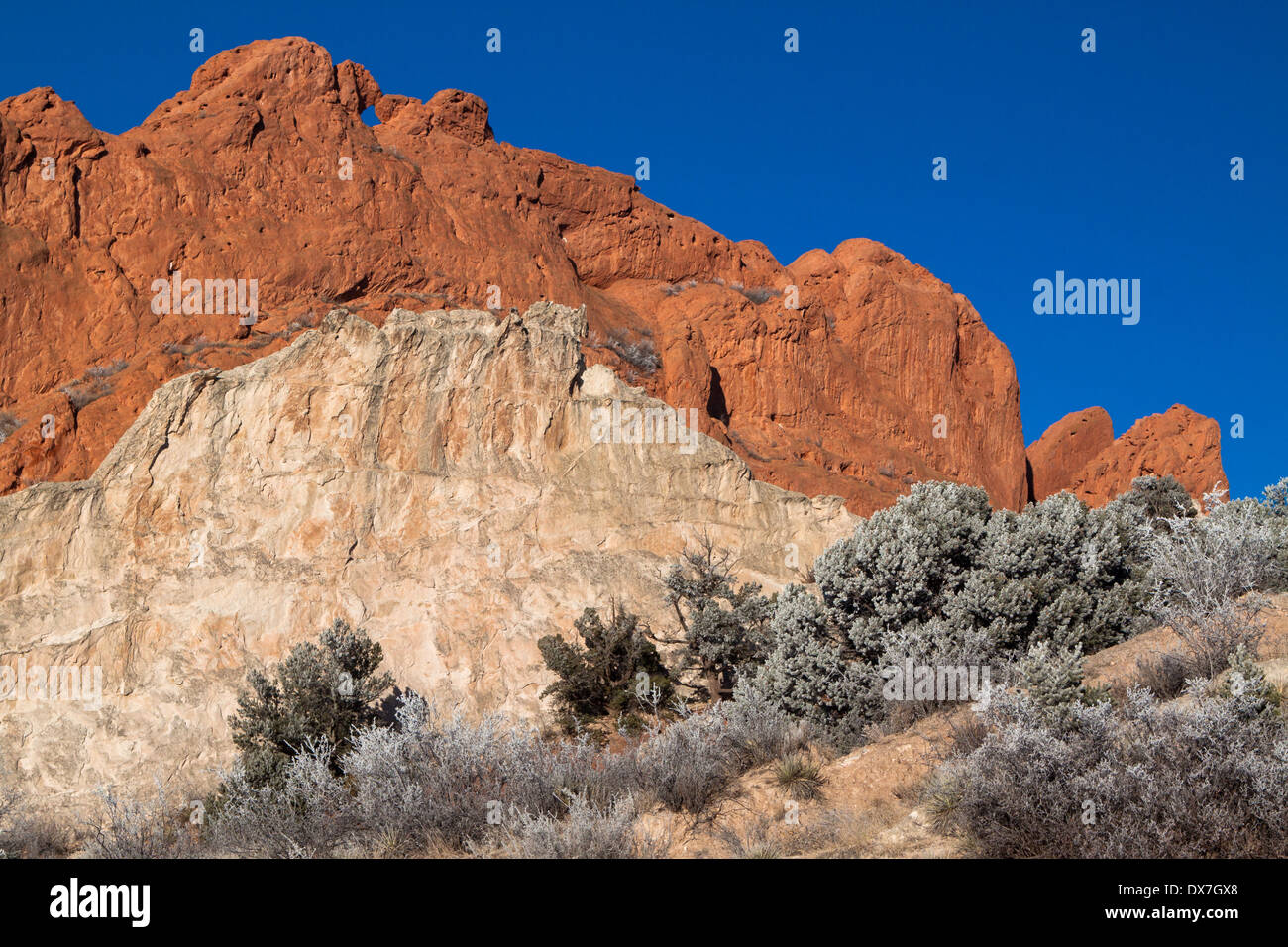 Kissing Camels et White Rock contre un ciel bleu clair, dans le Jardin des Dieux Park, Colorado Springs, Colorado USA Banque D'Images