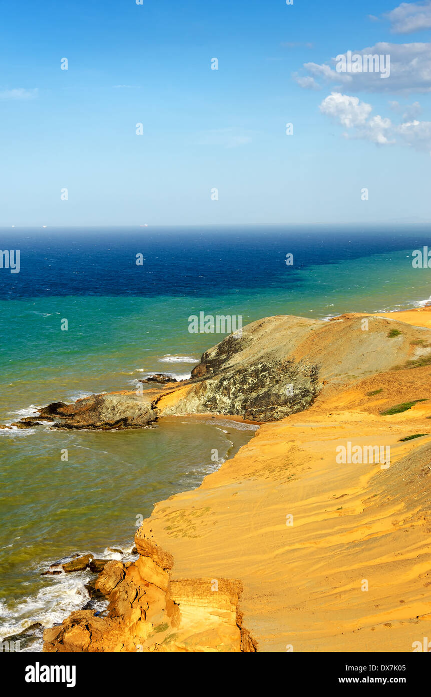 Vue d'un littoral sec du désert et de la mer des Caraïbes avec diverses nuances de bleu près de Cabo de la Vela dans La Guajira, Colombie Banque D'Images
