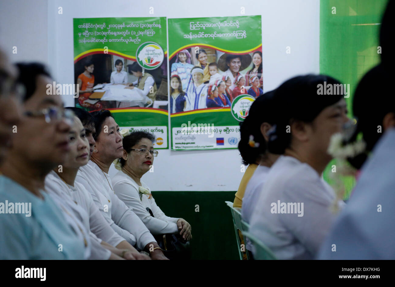 Yangon, le 20 mars. 10 avr, 2014. 2014 Recensement national de recenseurs pour assister à la formation en techniques d'énumération à Yangon, Myanmar, le 20 mars 2014. Le recensement de 12 jours à l'aide d'un effectif de 120 000 sera effectuée du 30 mars au 10 avril 2014. © U Aung/Xinhua/Alamy Live News Banque D'Images