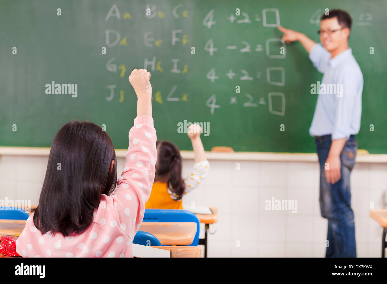 L'école élémentaire la mains dans la salle de classe Banque D'Images